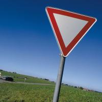 Straßenschild Vorfahrt gewähren