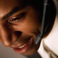 Person mit Headset am telefonieren