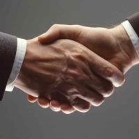 Handschlag zwischen zwei Personen